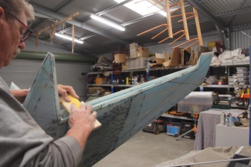 Tripod fixed with hammer or something, preparing right Winglet cove