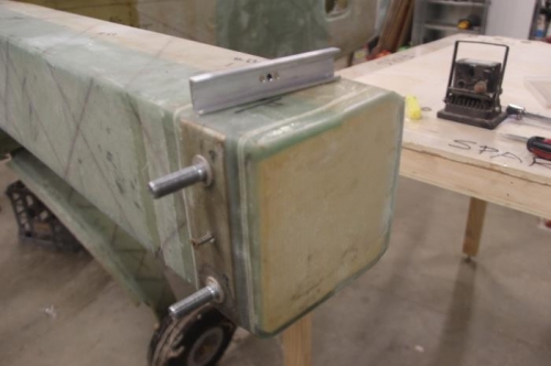 Bolt head retainer and screw