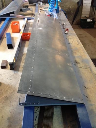 Riveting the right aileron