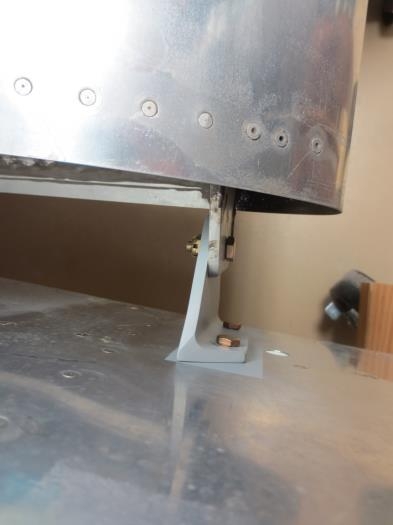 Left wing tank bracket