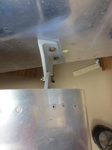 Right wing tank bracket