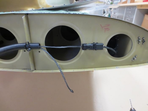 Right wingtip wiring