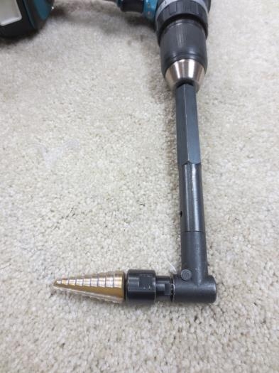 Short right angle hole saw