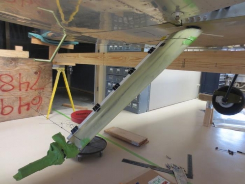 Front view of right gear leg