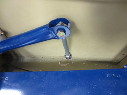 Right flap control rod