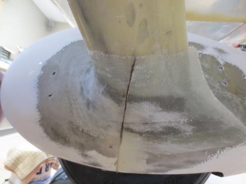 Splitting right gear wheel pant fairing bottom side