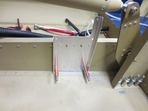Elevator servo mounting bracket