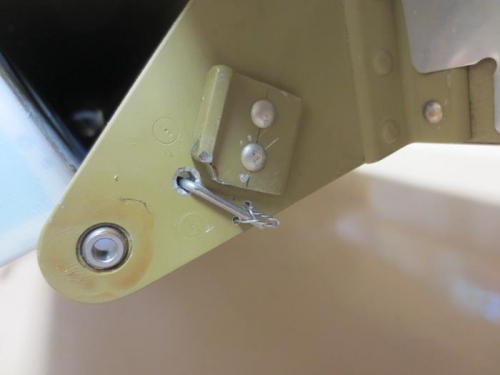 Right flap hinge rod safetied