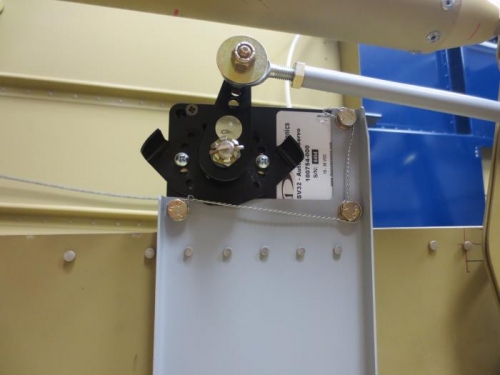 Elevator servo with limit stops and safety wire