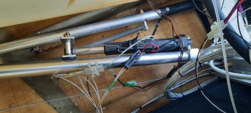 Trim sensor mounted on the actuator