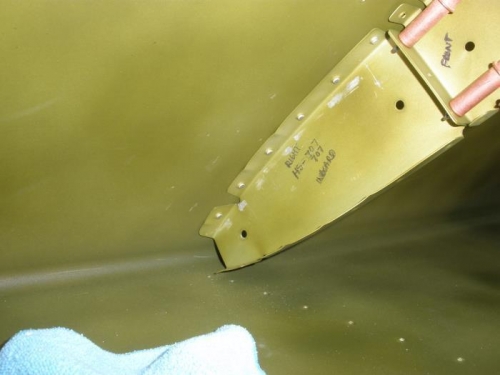 Right side HS forward middle rib riveted.