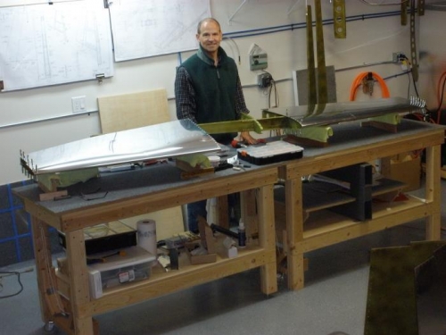 Sliding the right HS skin over the spar.