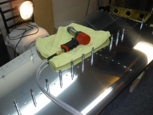 Starting to rivet the right HS skin and FWD spar.