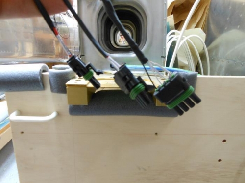 Taxi light, Nav/Strobe light, Pitot heat connections