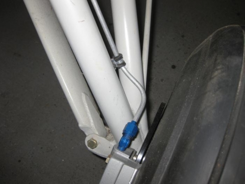 Lower brakeline connection to Grove brakes including pipe clamp to leg