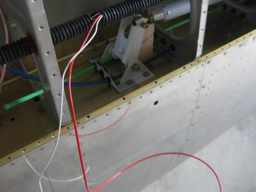 Pitot tube heat wiring
