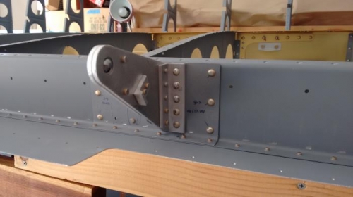 Rear spar / bracket with aileron stop