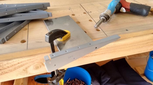 Rivet gun and back rivet plate