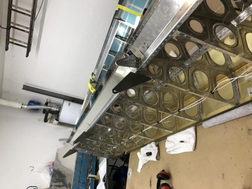 R wing gap seal riveted on