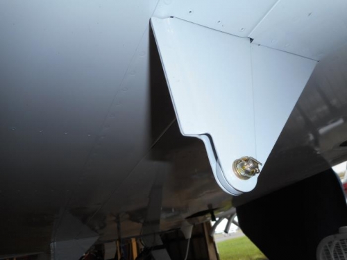 Flap bracket with bolt and cotter pin