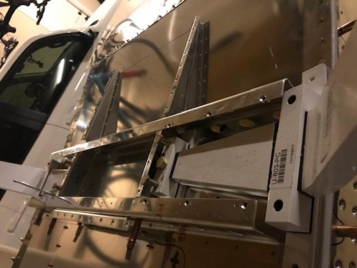 Right landing gear leg attachement