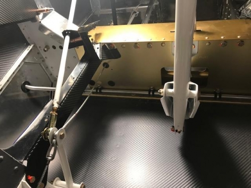 Line to the right fuel tank