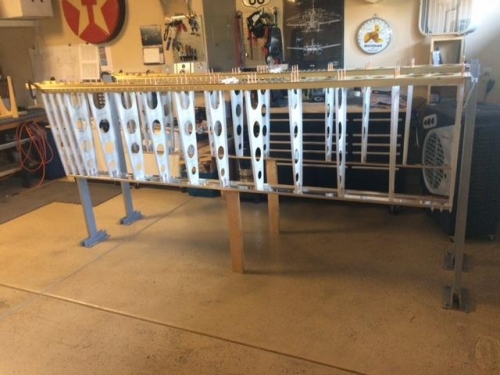 Wing stands with ribs