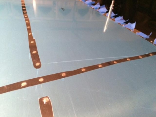 Rivets allong the top center rib