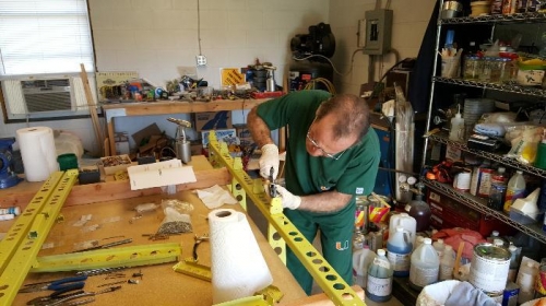 Assembling the right horizontzl stabilizer