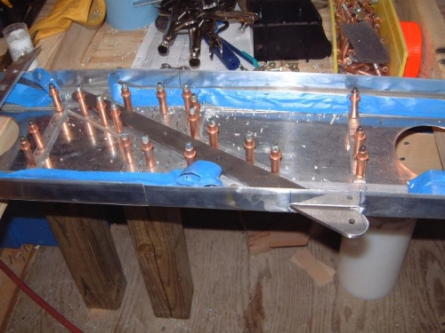 Strut attach bar slot