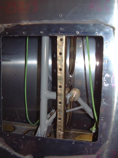 Lugs on large inspection hole.