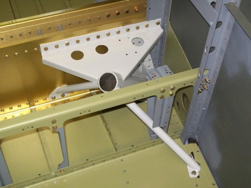 Left landing gear mount