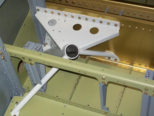 Right landing gear mount