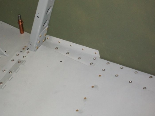 Right baggage floor angle