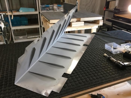 Back riveted stiffeners onto skin