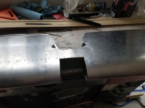 Cutout center section on leading edge skin