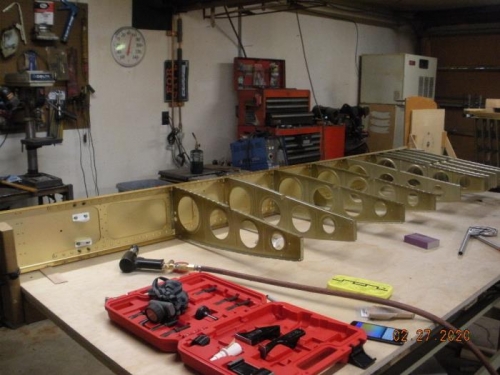 Installing ribs on L.main spar.