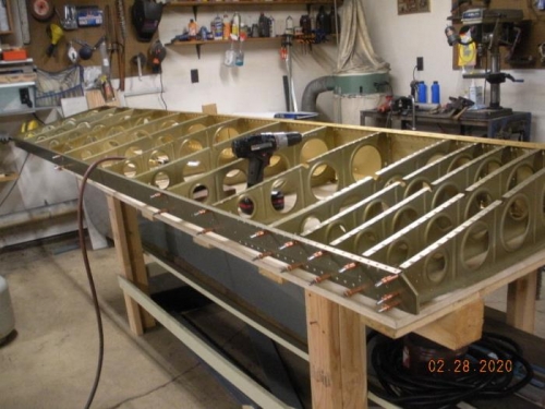 Riveting L. rear spar.