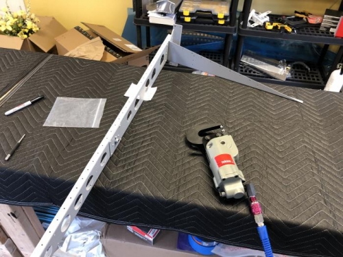 Spar dimpled with pneumatic squeezer