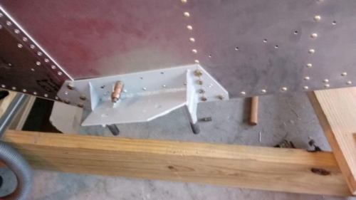 Right landing gear mount