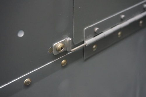 Forward avionics bay access door hinge pin retainer