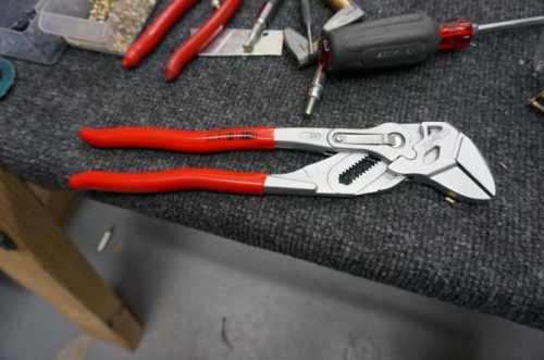 Parallel jaw pliers for squeezing the rivets on the OB lonersons