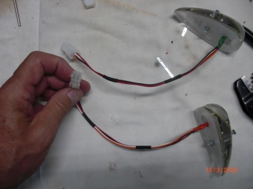 4 pin connector on strobe/Nav lights