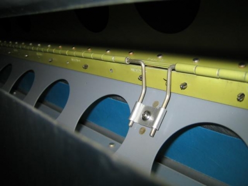 Right wing flap hinge retainer clip