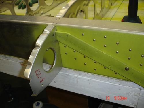 Wing nose rib notched for strut attachment