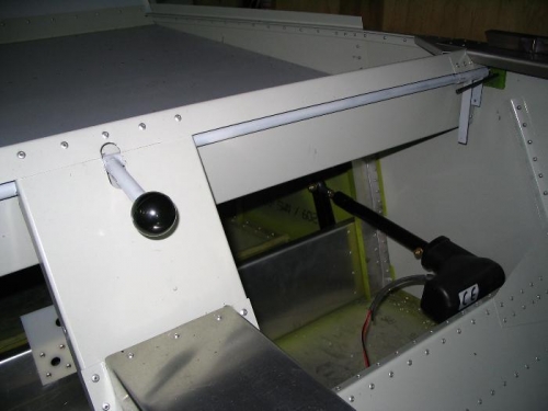 Inside release knob and pilot side release arm