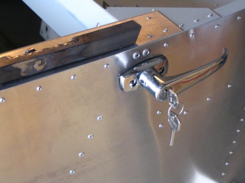Locking exterior latch handle