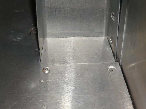Cover plate for cut out in the baggage floor