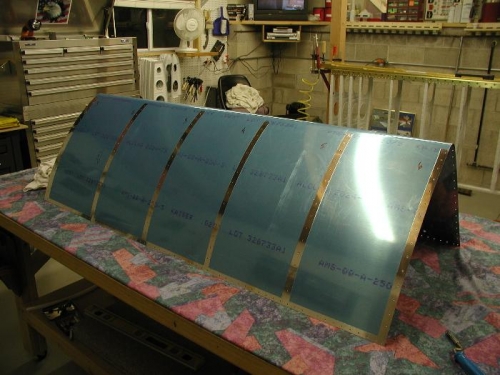 The leading edge is dimpled.