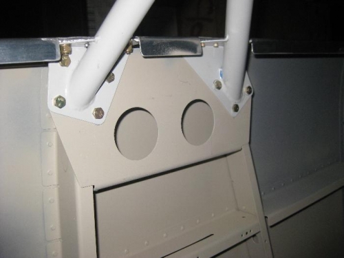 Seat back support bolted to the side plate and cockpit rail (left side)